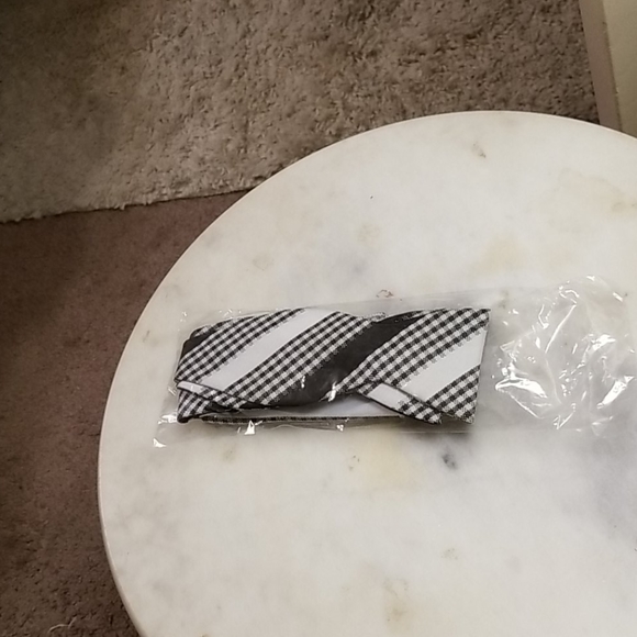 Silk bowtie and matching pocket square - Picture 3 of 3